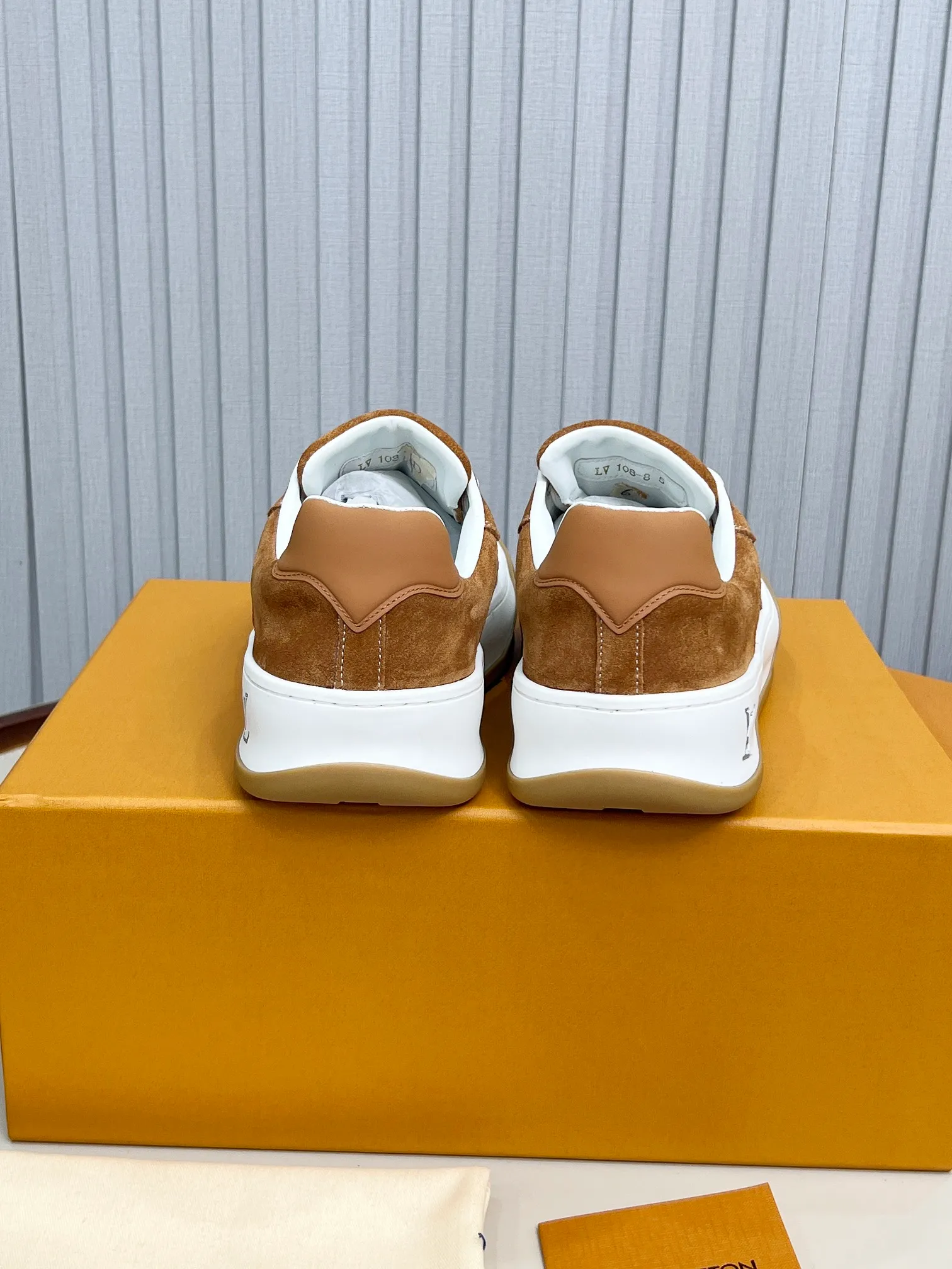 p620💰Men's shoes ❤️❤️❤️Top version LV-Louis Vuitton-Classic catwalk new style Air glue process·Original 1:1 development and reproduction! ! The upper foot is very comfortable. It is made of luxurious materials and fine workmanship. The midsole is printed with English letters "Made in Europe". The upper is made of calfskin imported from Italy. The side is decorated with the brand's LOGO and signature. The latest latex foot pads and mesh lining make the foot feel super comfortable. The original two-color TPU combination outsole is specially provided by the original factory. Bag technology Goodyear stitched edges Fabric: Exclusive custom first-layer cowhide Accessories: Exclusive private model Vuitton logo, lining: Customized silk mesh lining - first-layer silk cowhide lining Outsole: TPU combination outsole wear-resistant, non-slip and anti-yellowing Foot pads: new latex pads-mesh sweat-absorbent Counter technology: fully computerized sewing machine wire drawing Toe box back cover Hot and cold shaping Full set of pull-top last with medium and low logo pattern Code number 39-45